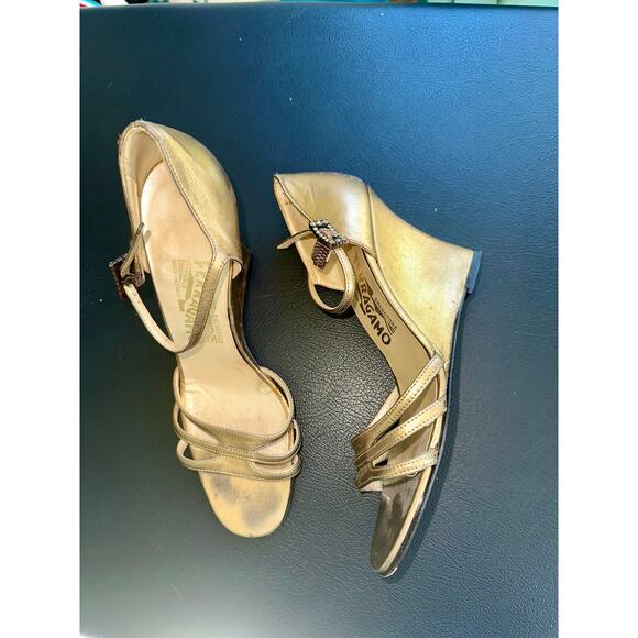 VINTAGE FERRAGAMO GOLD METALLIC LEATHER WEDGE HEELS RHINESTONE BUCKLE 7.5N - Picture 1 of 14